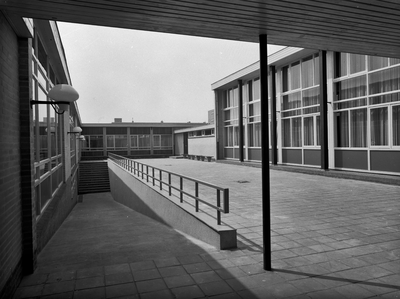 87241 Gezicht op de binnenplaats van de School voor Individueel Voortgezet Onderwijs, later de P.F. van ...